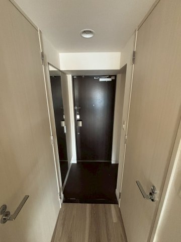 玄関　同物件別部屋写真