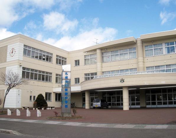 中学校　札幌市立新陵中学校（中学校）まで882m