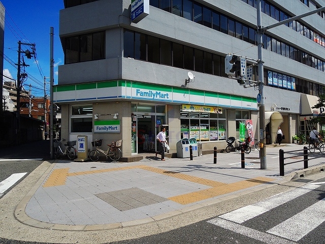 コンビニ　ファミリーマート（コンビニ）まで300m