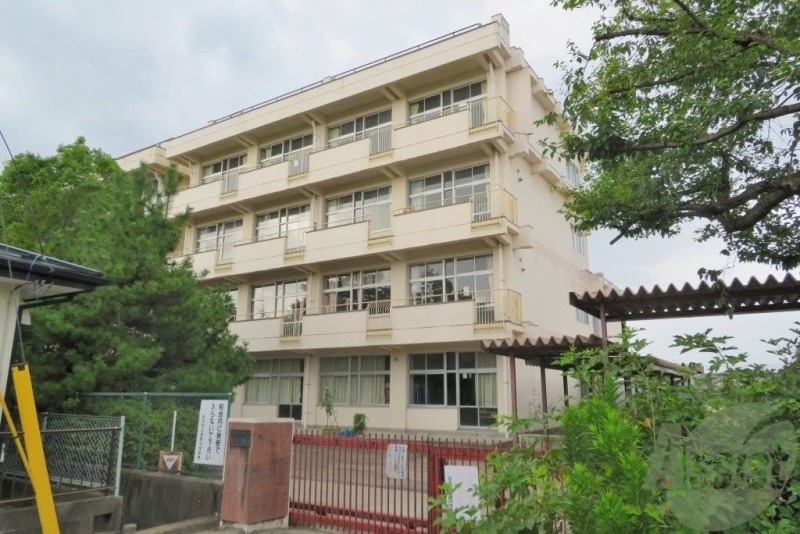 中学校　仙台市立袋原中学校（中学校）まで409m