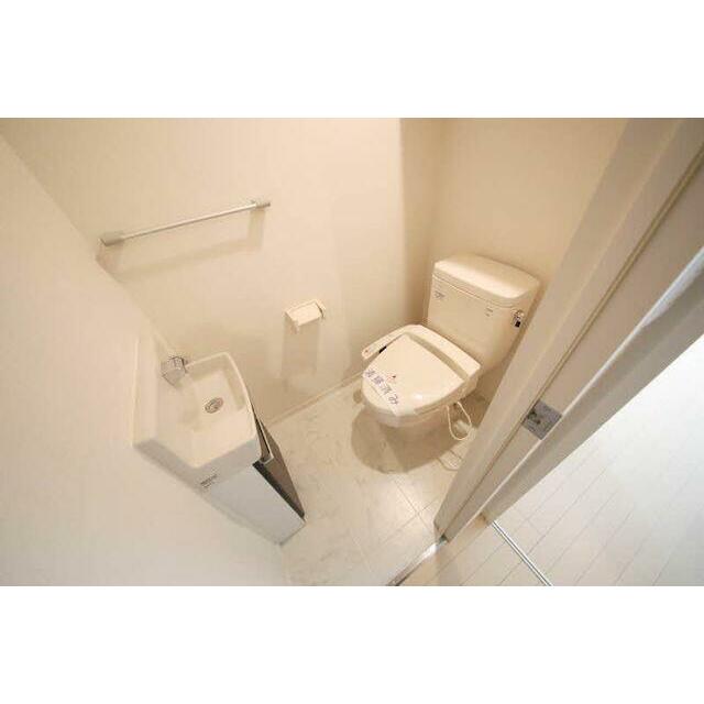 トイレ　トイレには洗浄機能付き便座設置済みです。専用手洗いも付いてい