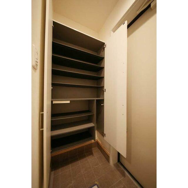 玄関　大容量の玄関収納です。両開きの収納になります。