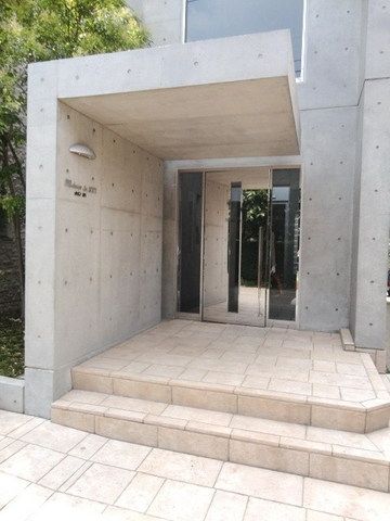 エントランス　★入り口も打ちっぱなしでお洒落です★