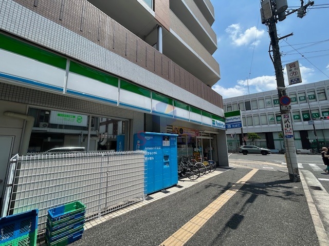 コンビニ　ファミリーマート服部駅前店（コンビニ）まで98m