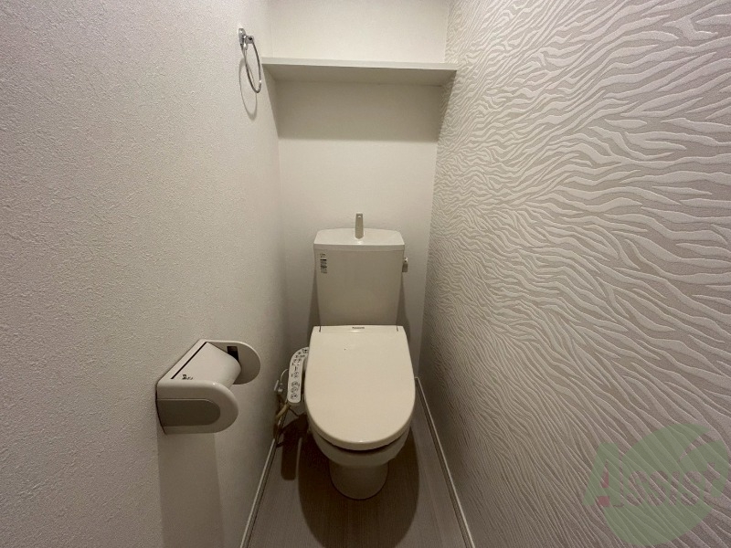 トイレ　棚が付いているので、トイレットペーパーのストックも可能です。
