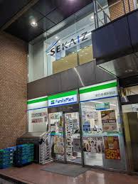 コンビニ　ファミリーマート新日本橋駅前店（コンビニ）まで210m