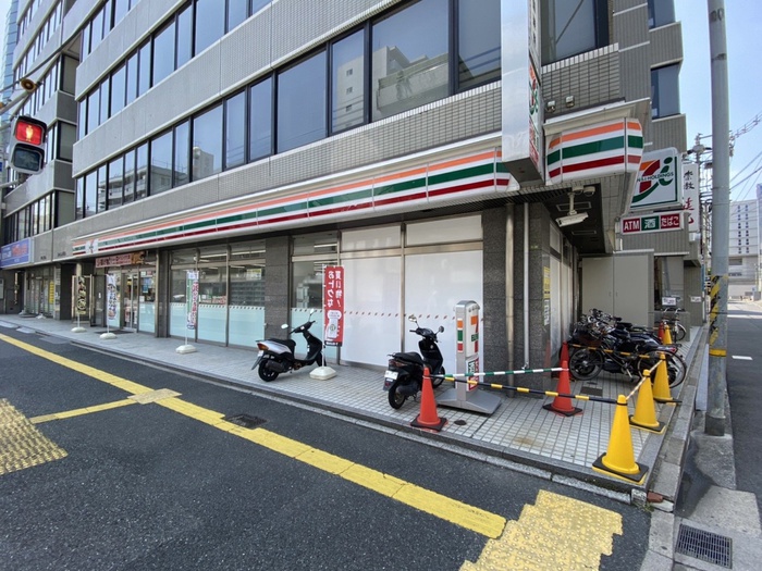 コンビニ　セブンイレブン（コンビニ）まで240m