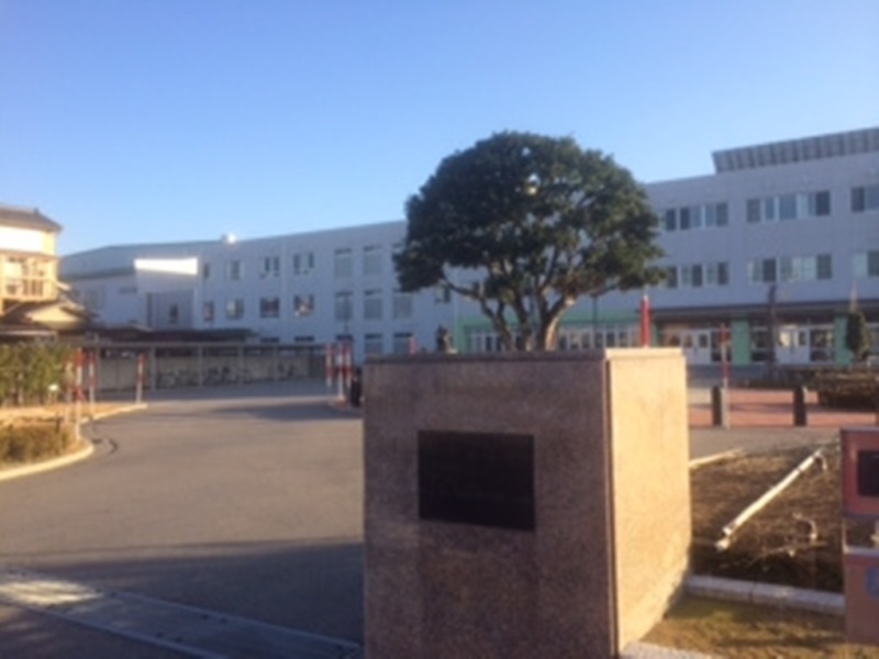 中学校　魚津市立西部中学校（中学校）まで582m