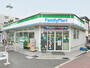 コンビニ　ファミリーマート三軒茶屋駅前店（コンビニ）まで143m