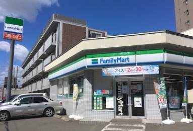 コンビニ　ファミリーマート札幌北11条東6丁目店（コンビニ）まで302m