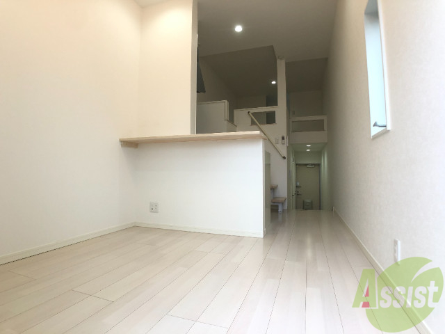 居室・リビング　７．８帖のお部屋です。白を基調としたお部屋で明るい印象ですね