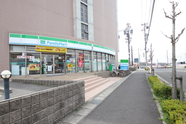 コンビニ　ファミリーマート 日進竹の山店（コンビニ）まで300m