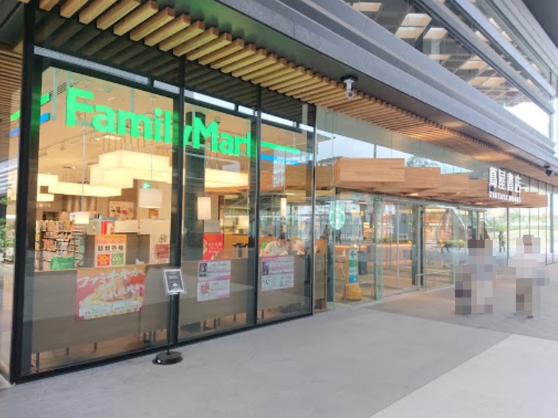 コンビニ　ファミリーマート奈良県コンベンションセンター店（コンビニ）まで385m