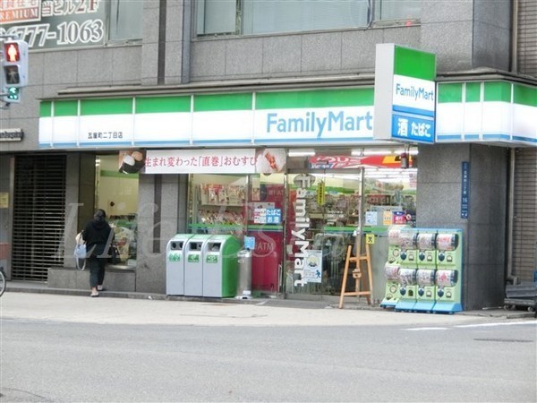 コンビニ　ファミリーマート瓦屋町二丁目店（コンビニ）まで104m