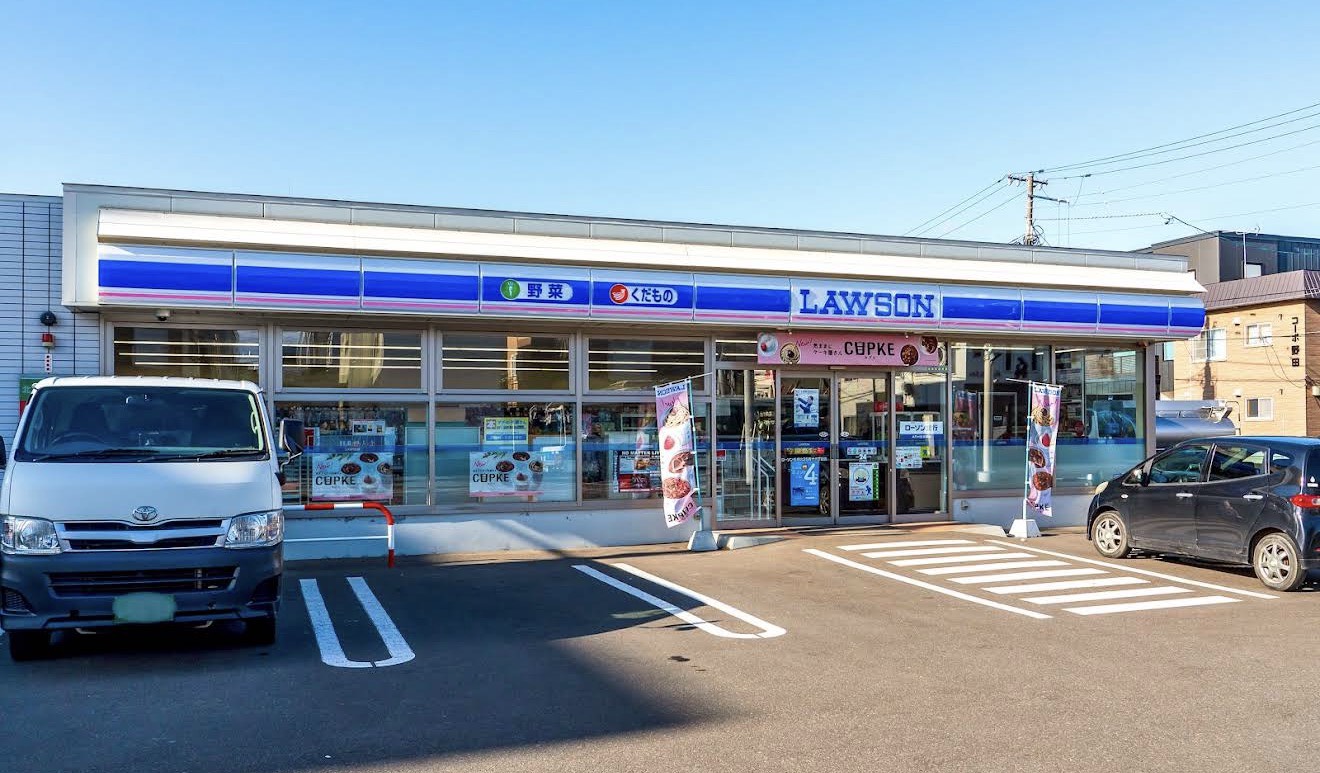 コンビニ　ローソン札幌北25西十六丁目店（コンビニ）まで818m