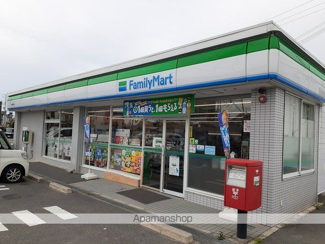 コンビニ　ファミリーマート様（コンビニ）まで590m