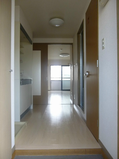 玄関　※写真は208号室のお部屋です。