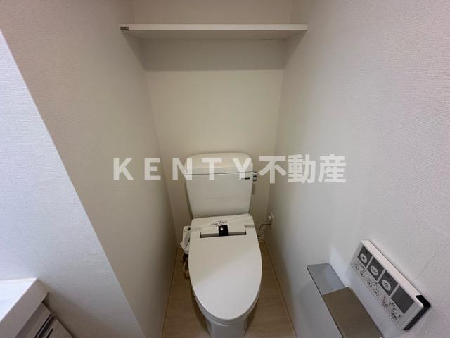 トイレ　落ち着いた色調のトイレです