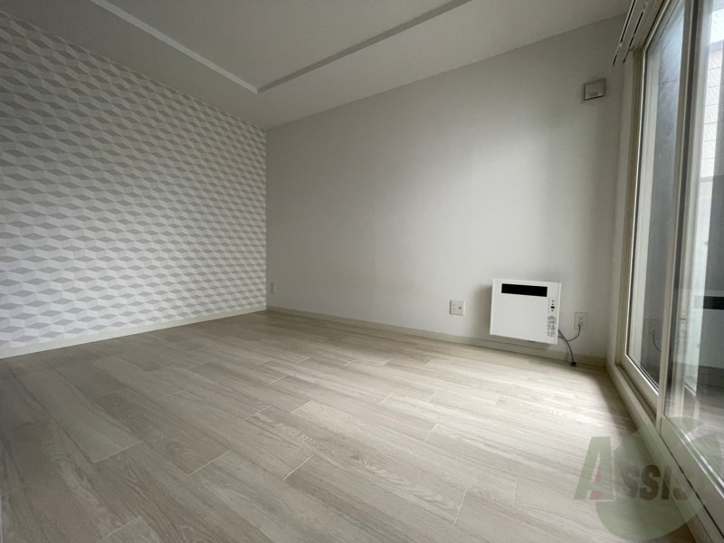 その他部屋・スペース　寝室はこちらです。光が差し込む、温かみのあるお部屋です。