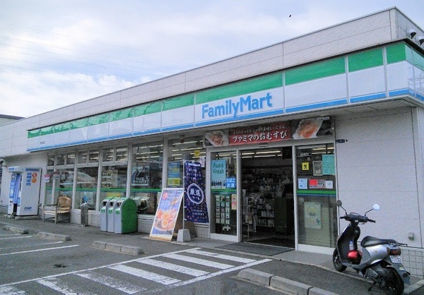 コンビニ　ファミリーマート登戸新町店（コンビニ）まで569m