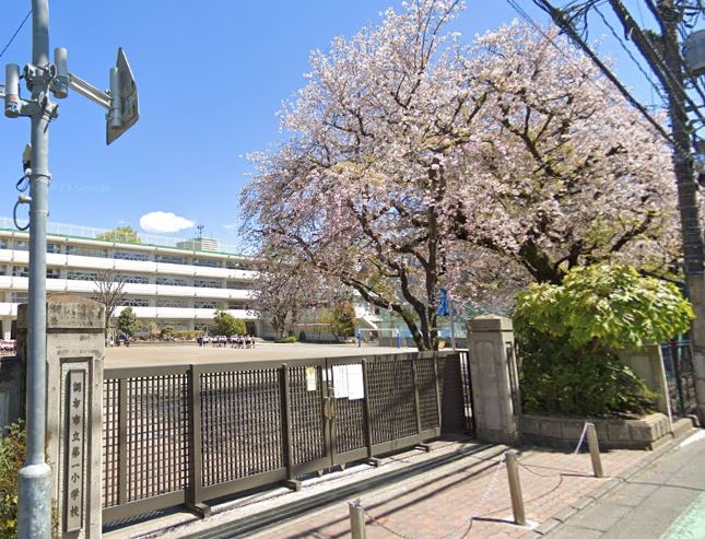小学校　調布市立第一小学校（小学校）まで623m