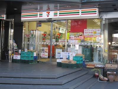 コンビニ　セブンイレブン 港区南青山7丁目中央店（コンビニ）まで50m