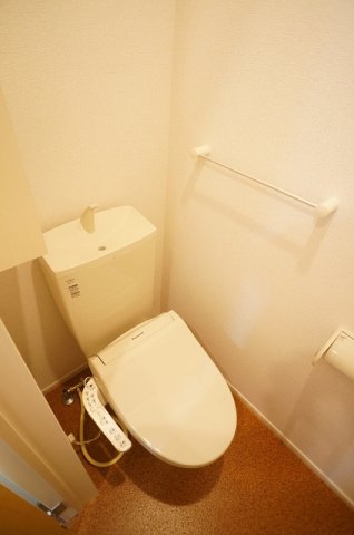 トイレ　落ち着いた色調のトイレです