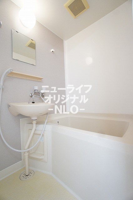 バス・シャワールーム　浴室に洗面ボウルがあるタイプになります☆