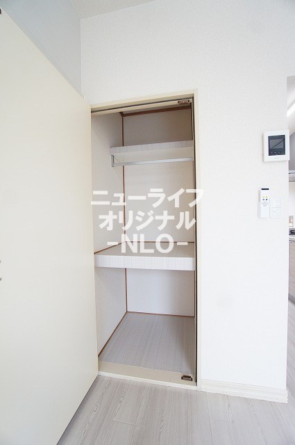 収納　ハンガーパイプがありお洋服を掛けて収納できます☆
