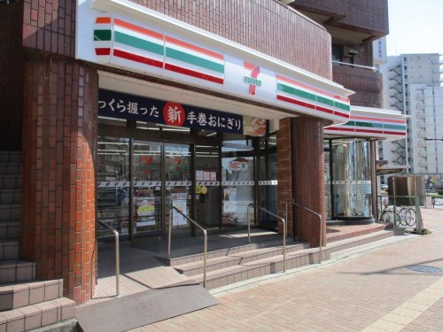 コンビニ　セブンイレブン 豊島要町駅前店（コンビニ）まで517m