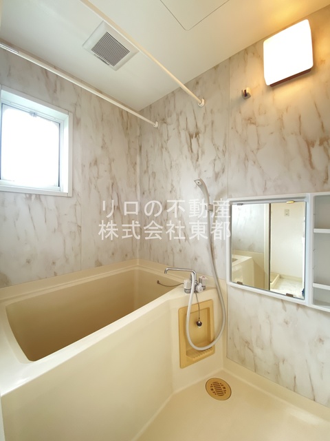 バス・シャワールーム　窓付きのバスルーム♪換気もできて気持ちいいですね♪