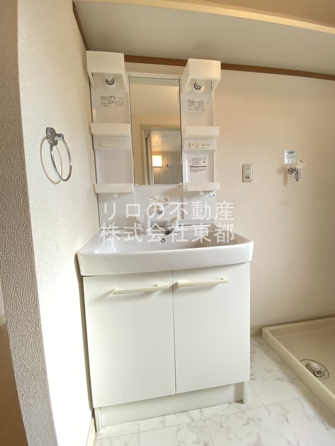 洗面設備　洗面化粧台タイプなので洗髪もできて便利ですね♪
