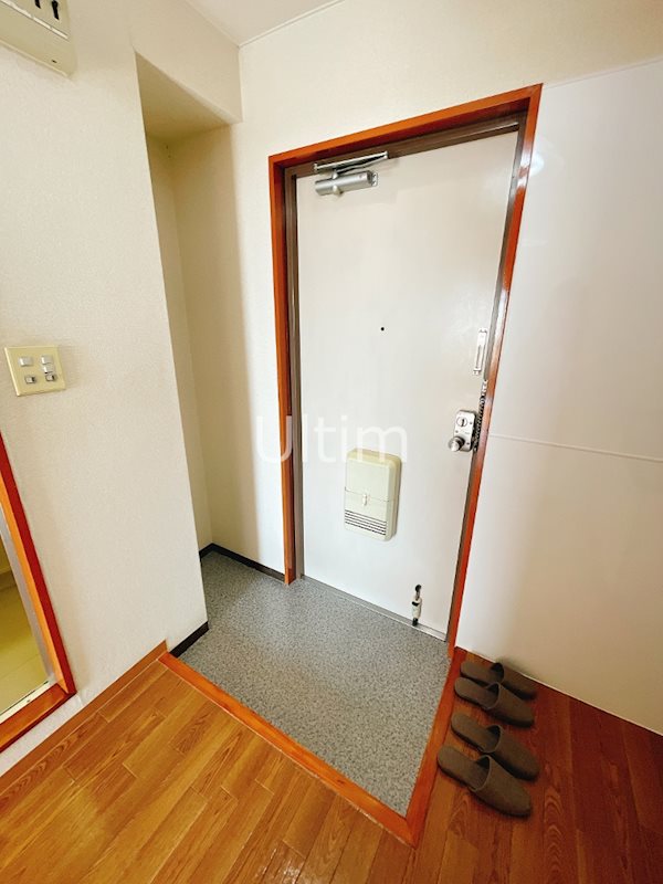 ロイヤルティみのの玄関写真
