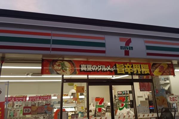 コンビニ　セブンイレブン東近江中里町店（コンビニ）まで893m
