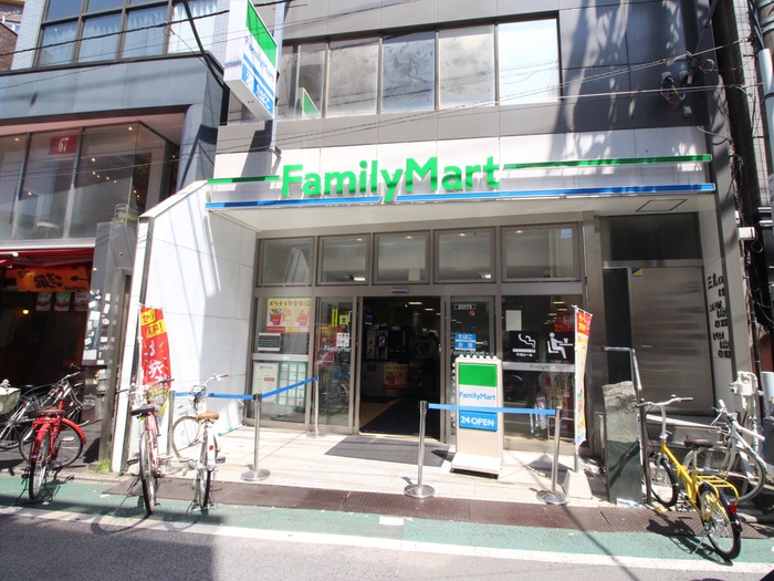 コンビニ　ファミリーマート 経堂駅前店（コンビニ）まで206m