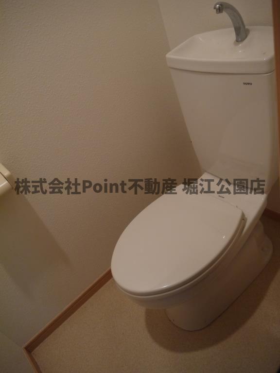 地下鉄千日前線 今里駅 徒歩10分 2階建 築18年のトイレ写真