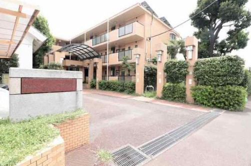 建物外観　鉄筋コンクリート造のがっちりとした建物。