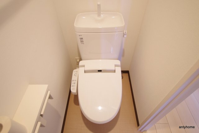 地下鉄御堂筋線 中津駅 徒歩5分 11階建 築16年のトイレ写真