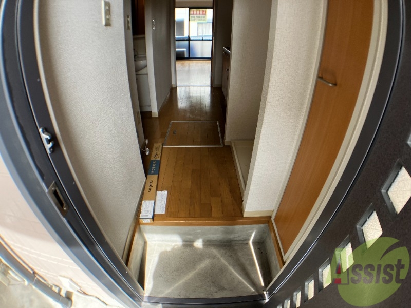 玄関　玄関から撮影しました。明るい印象ですね。