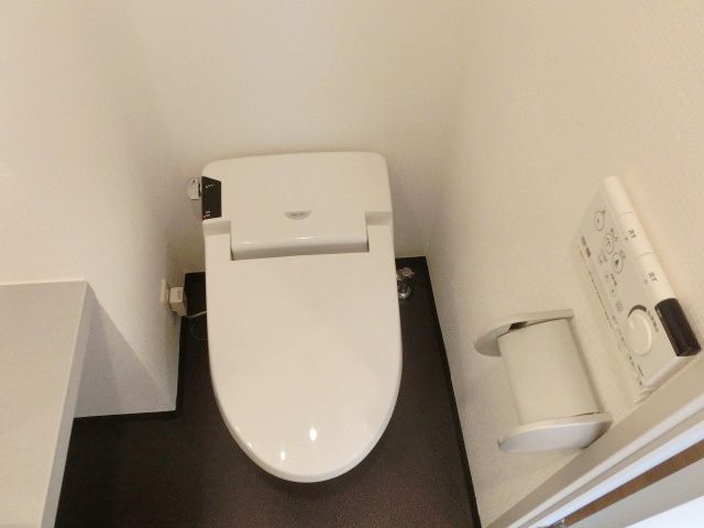 トイレ　タンクレスタイプ洗浄便座付お手洗