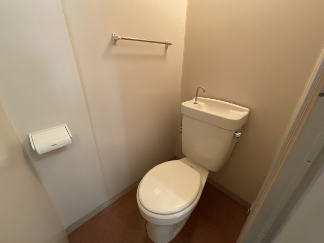 トイレ　落ち着いた色調のトイレです