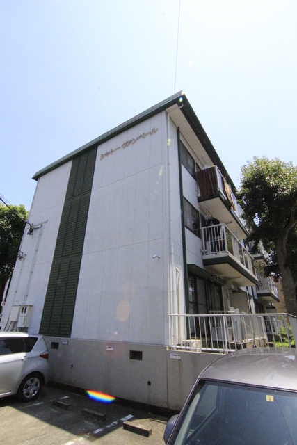建物外観　ハウスメイトの管理物件。ご入居後は２４時間のコールセンターあ