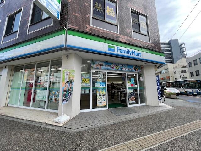 コンビニ　ファミリーマート松戸本町店（コンビニ）まで210m