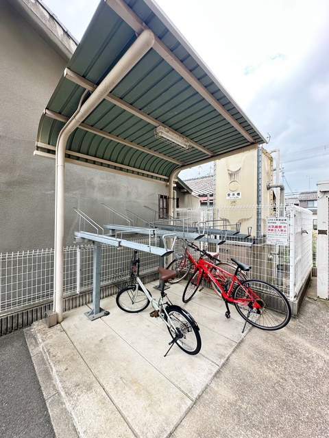 その他共有部分　屋根付き駐輪場。大事な自転車も雨でも安心♪