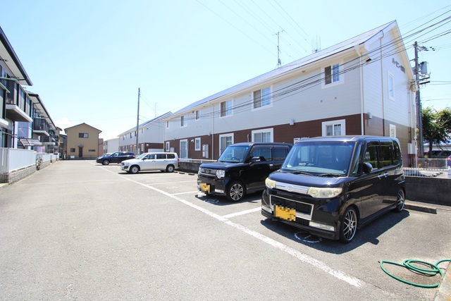 【松山市高岡町のアパートの駐車場】