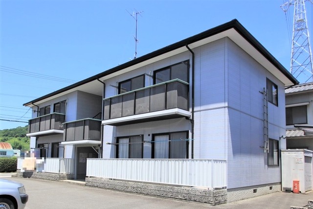 松山市高岡町のアパートの建物外観