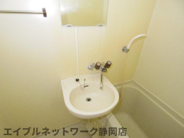 【静岡市葵区沓谷のアパートの洗面設備】