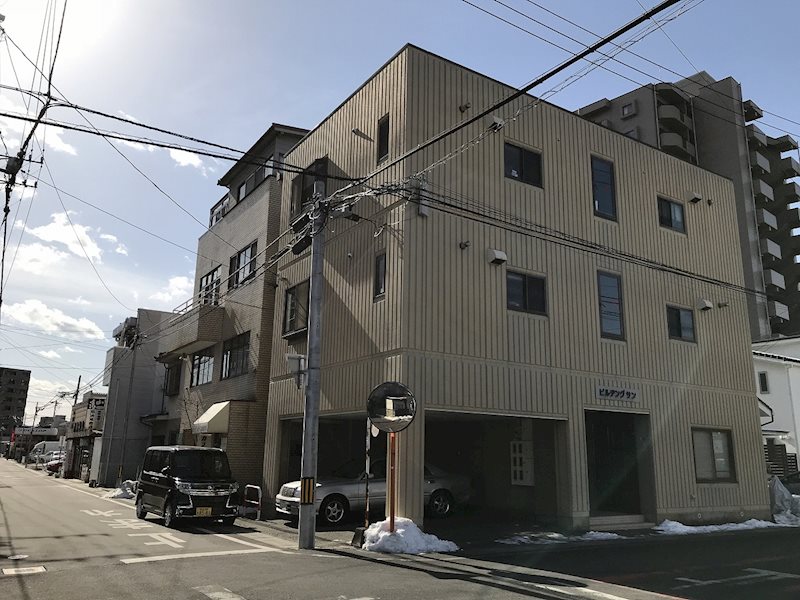 松本市大手のマンションの建物外観