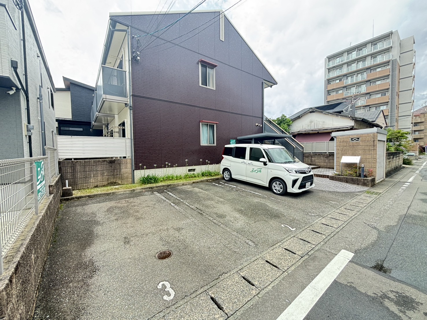 駐車場　※別の同タイプのお部屋になります。