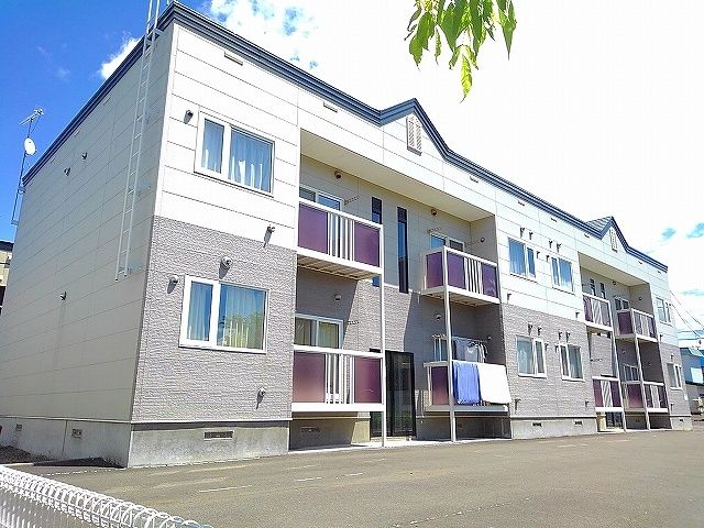 札幌市南区川沿八条のアパートの建物外観